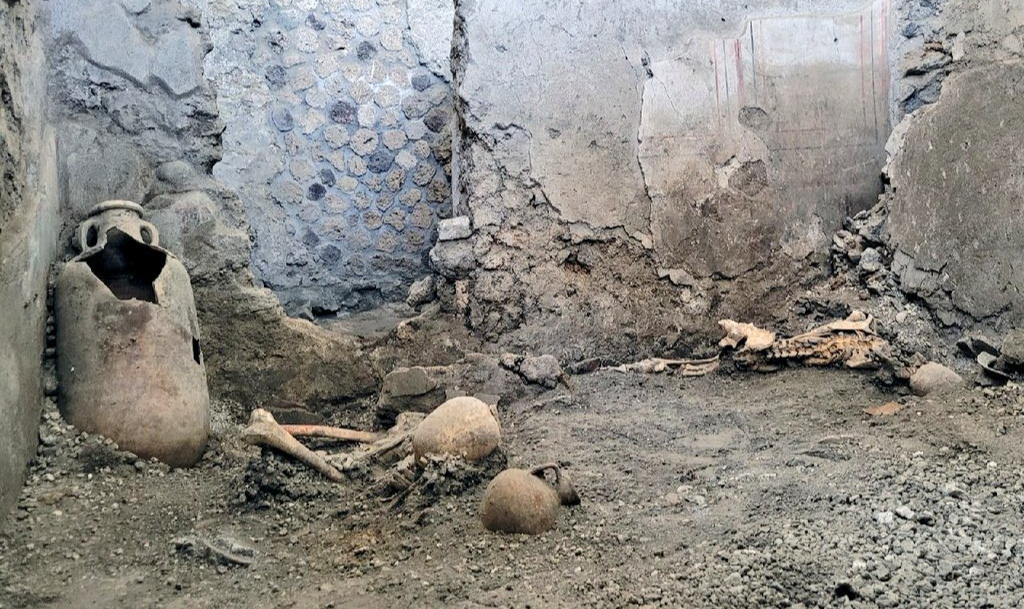 Os dois esqueletos foram desenterrados durante trabalhos de manutenção na famosa 'Casa dos Amantes Castos', localizada na via dell'Abbondanza