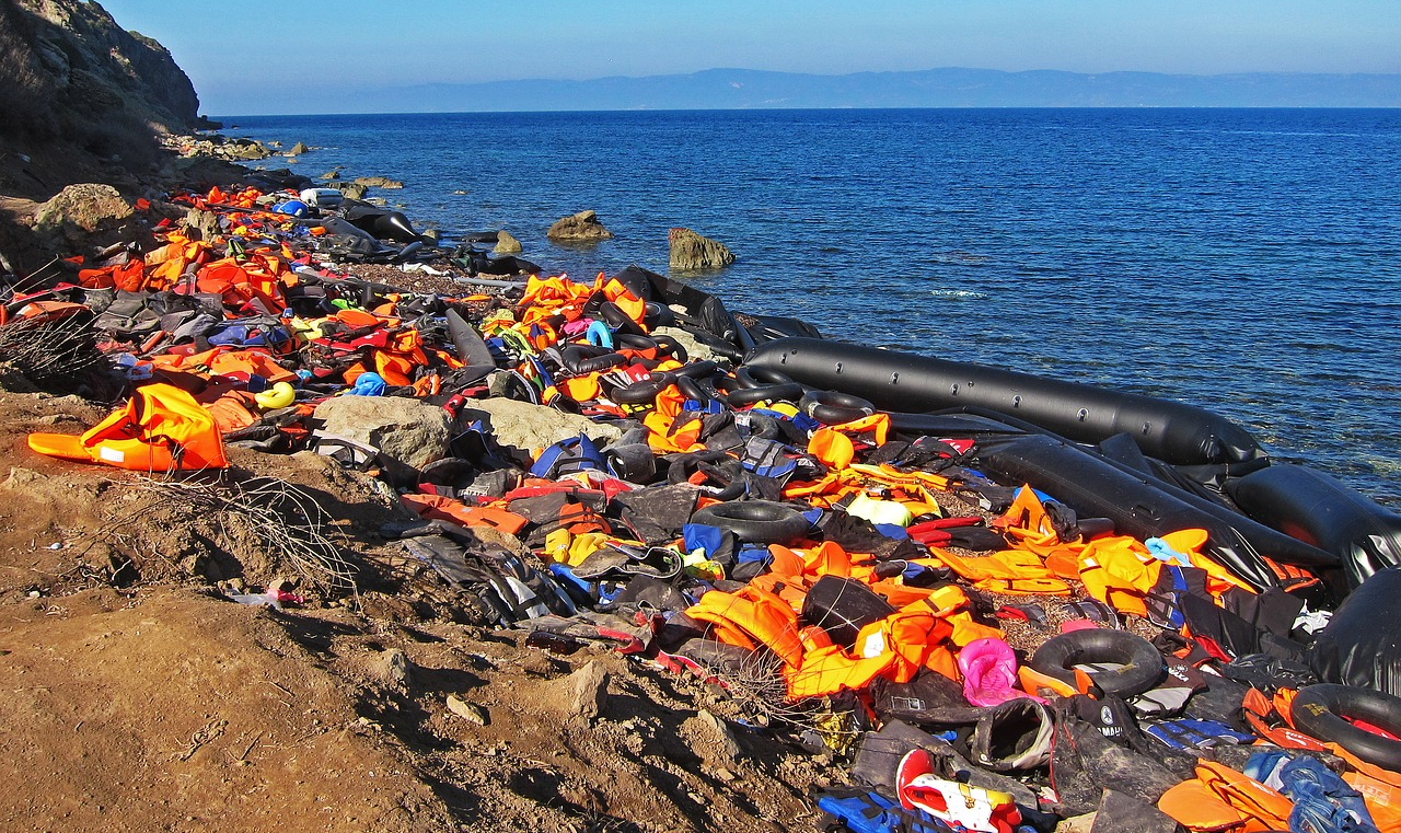 Desde 2014, mais de 15 mil pessoas perderam a vida tentando a travessia; Acnur apontou para situação perigosa em centros de acolhimento nas ilhas gregas e na Líbia