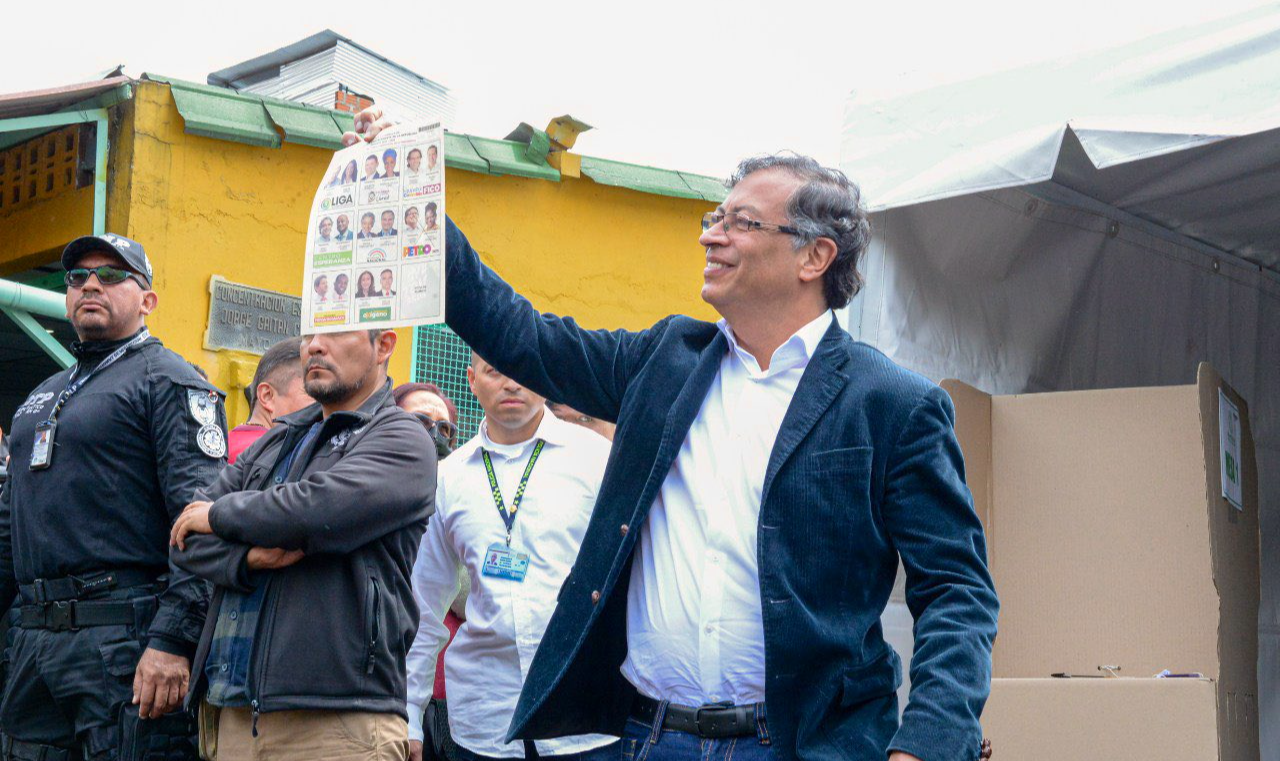 Presidente mexicano declarou apoio ao ex-prefeito de de Bogotá na última sexta-feira (03/06); segundo turno das eleições colombianas ocorrem em 19 de junho