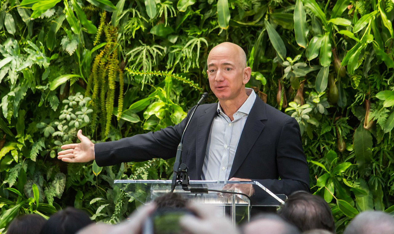 Após surgimento do coronavírus, livro 'Contra Amazon' assumiu um caráter quase profético; embora Jeff Bezos já fosse o homem mais rico do mundo antes da pandemia, o capital que sua empresa acumulou durante a quarentena global tornou-se extraordinário