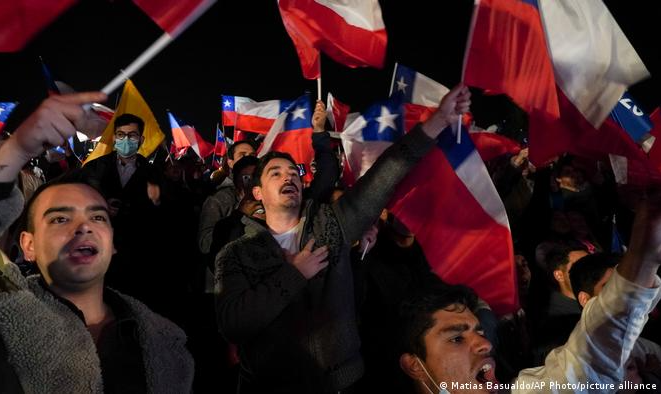 Autoridades e agências de checagem lutam para desmentir notícias falsas sobre nova Constituição chilena