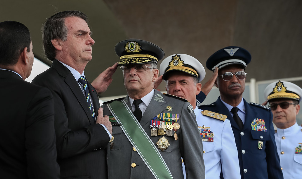 Um ano após ameaças inconstitucionais e pautas antidemocráticas, historiador explica relação entre governo Bolsonaro e Forças Armadas Brasileiras em dia da independência