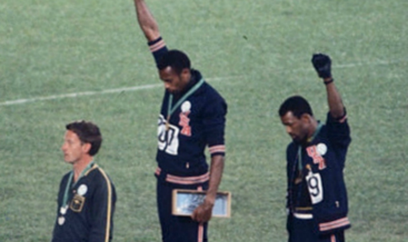 Em cerimônia no pódio dos 200 metros livres, dois atletas negros dos EUA ergueram o braço na saudação "black power" e perderam suas medalhas