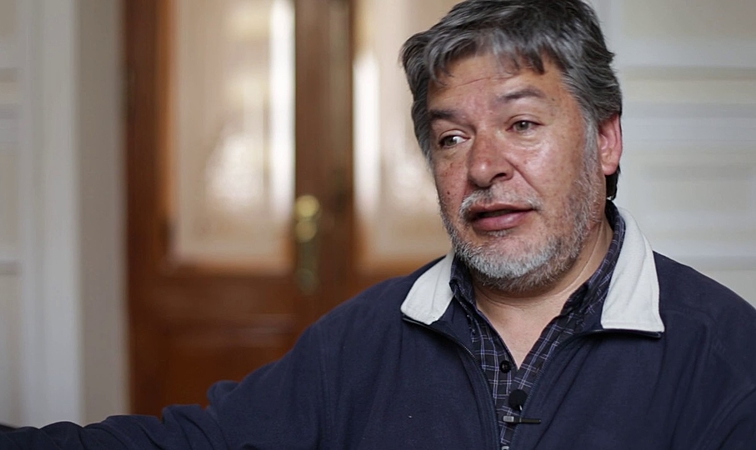 Sociólogo, ele trabalhava como diretor de Fortalecimento Cidadão da Vice-Presidência da Bolívia até o golpe de 2019