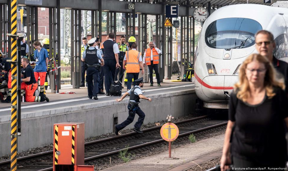 Homem empurrou deliberadamente garoto de oito anos e sua mãe de plataforma na estação central da cidade alemã; caso ocorre pouco mais de uma semana após mulher morrer em circunstâncias similares nos arredores de Düsseldorf