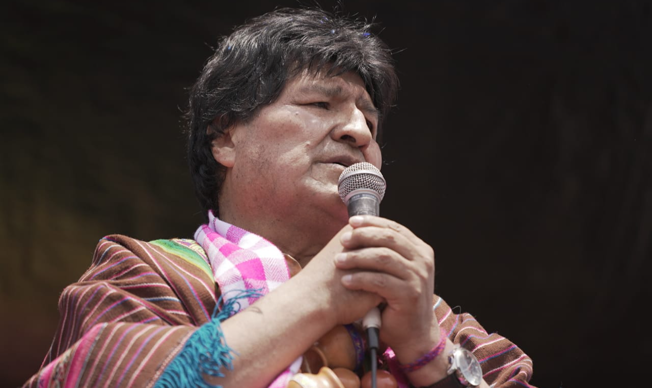 Ex-presidente cruzou a fronteira da Argentina com Bolívia nesta segunda acompanhado de Alberto Fernández; seguirá em caravana até Chimoré
