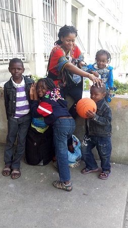 Nadia Kyungu e os quatro filhos: família congolesa aguarda por solução permanente de moradia
