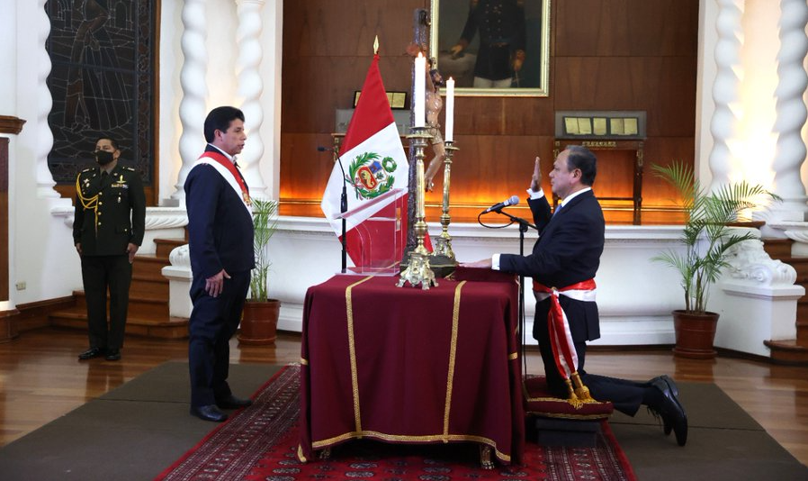 Mariano González substituirá Dimitri Senmache como ministro do Interior do Peru após aprovação de uma moção de censura contra seu antecessor