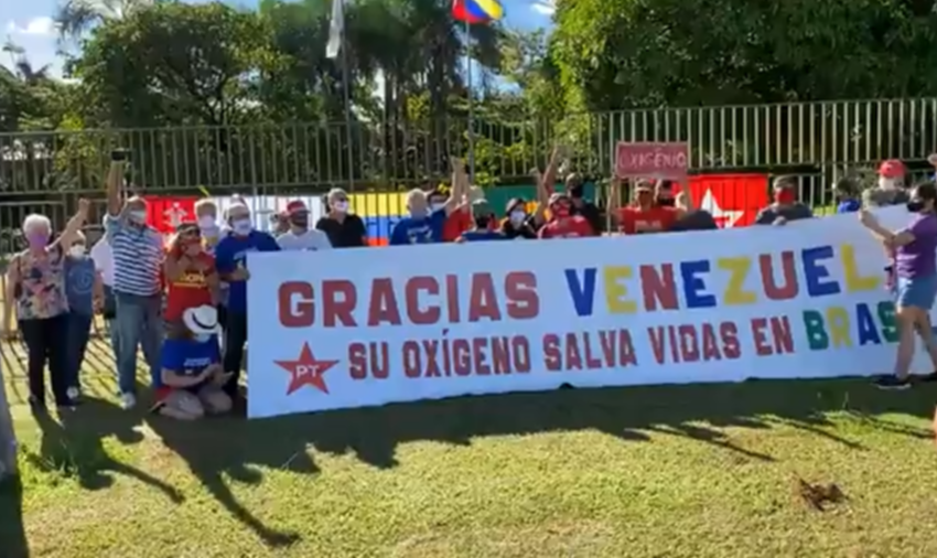 Diversas pessoas carregaram bandeiras e cartazes em frente à embaixada da Venezuela em Brasília e afirmaram que o país vizinho 'salva vidas'