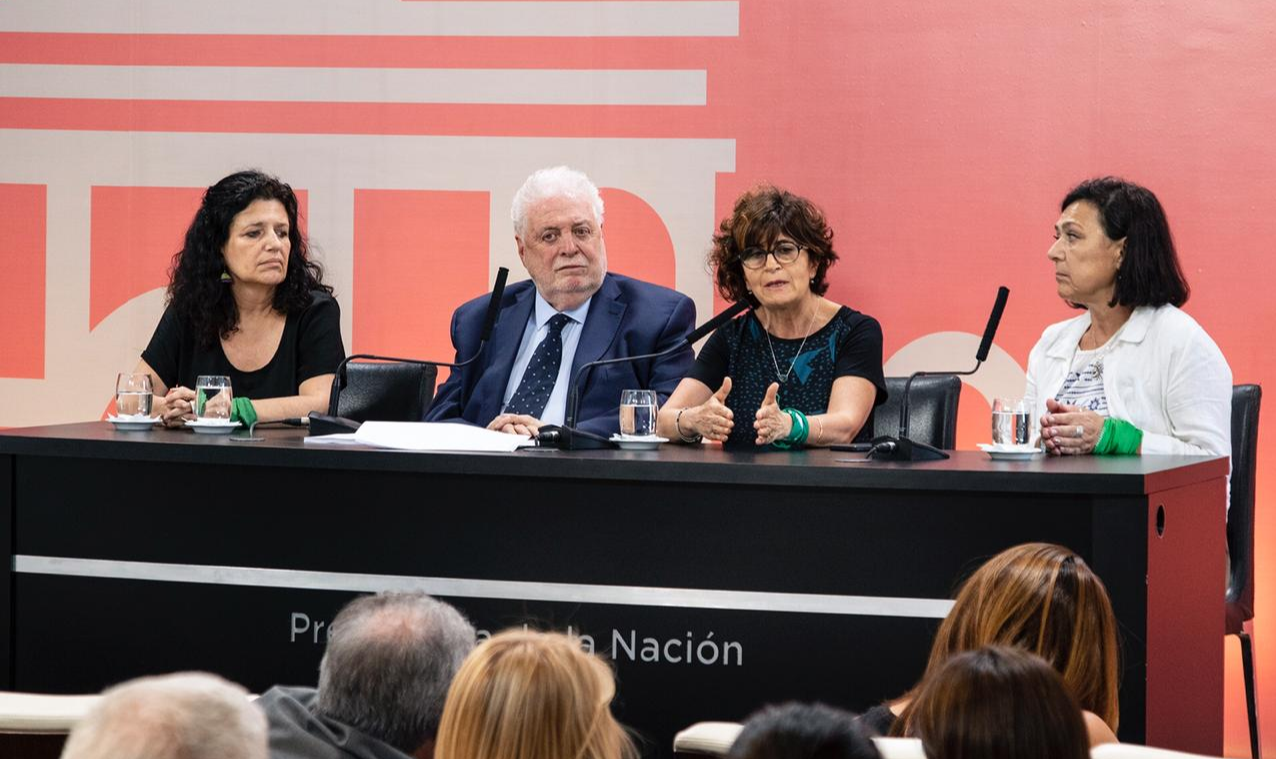 'Não se trata de uma luta, mas de como um direito deve ser exercido de forma igual para todos', disse González García, novo ministro da Saúde argentino