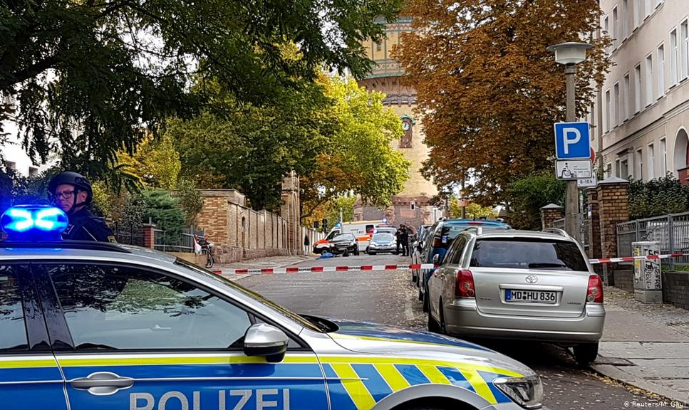Testemunhas relatam que um homem em uniforme militar efetuou vários disparos e atirou um explosivo em Halle