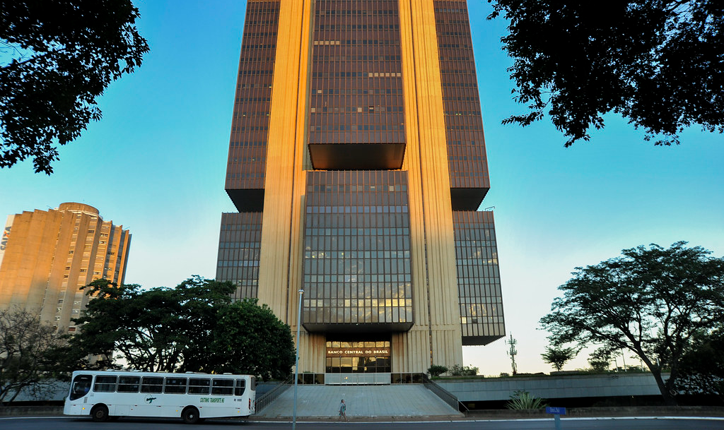Para especialistas, crise bancária norte-americana pode levar o Banco Central a frear política monetária no Brasil