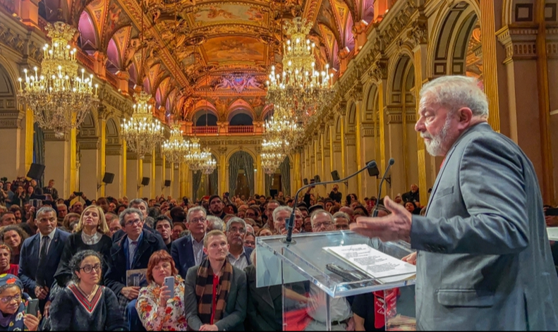 Ex-presidente recebeu o título de cidadão honorário da prefeita da capital francesa, Anne Hidalgo; mais cedo, Lula se reuniu com Melénchon e Hollande
