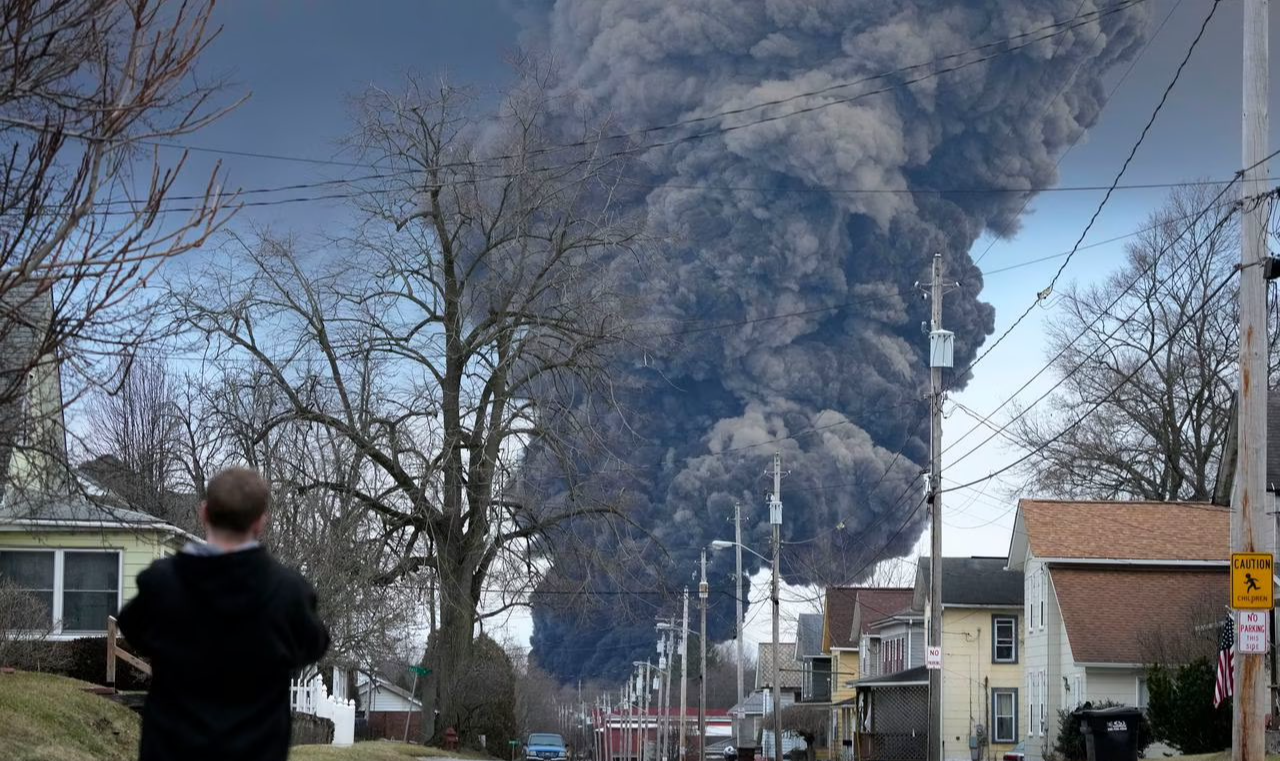 Acidente de trem em Ohio levou a derramamento de substâncias altamente tóxicas e explosão que fez esse material se propagar em raio de 1,7 mil km