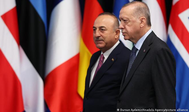 Ministro das Relações Exteriores turco criticou os países nórdicos por permitirem o que ele considera 'propaganda terrorista'. Ambas as nações aguardam o aval de Ancara para aderir à Otan
