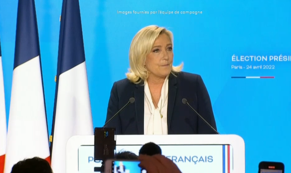 Candidata extremista, no entanto, definiu tom para eleição legislativa que ocorre em junho; 'não consigo deixar de sentir esperança', disse Le Pen