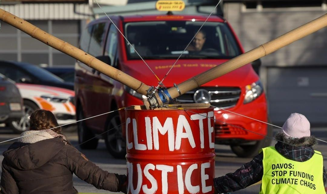 Movimentos reclamam que as grandes empresas de petróleo estão sequestrando o debate climático e impedindo mudanças de legislação