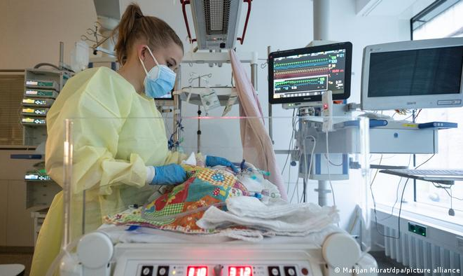 Vírus sincicial respiratório (VSR) que circula na Alemanha afeta principalmente crianças e causa superlotação de hospitais