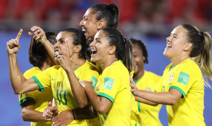 Seleção brasileira ficou em terceiro lugar, pegará a anfitriã França ou a bicampeã mundial Alemanha; Marta marcou seu 17º gol na história das Copas, recorde tanto entre os homens quanto entre as mulheres