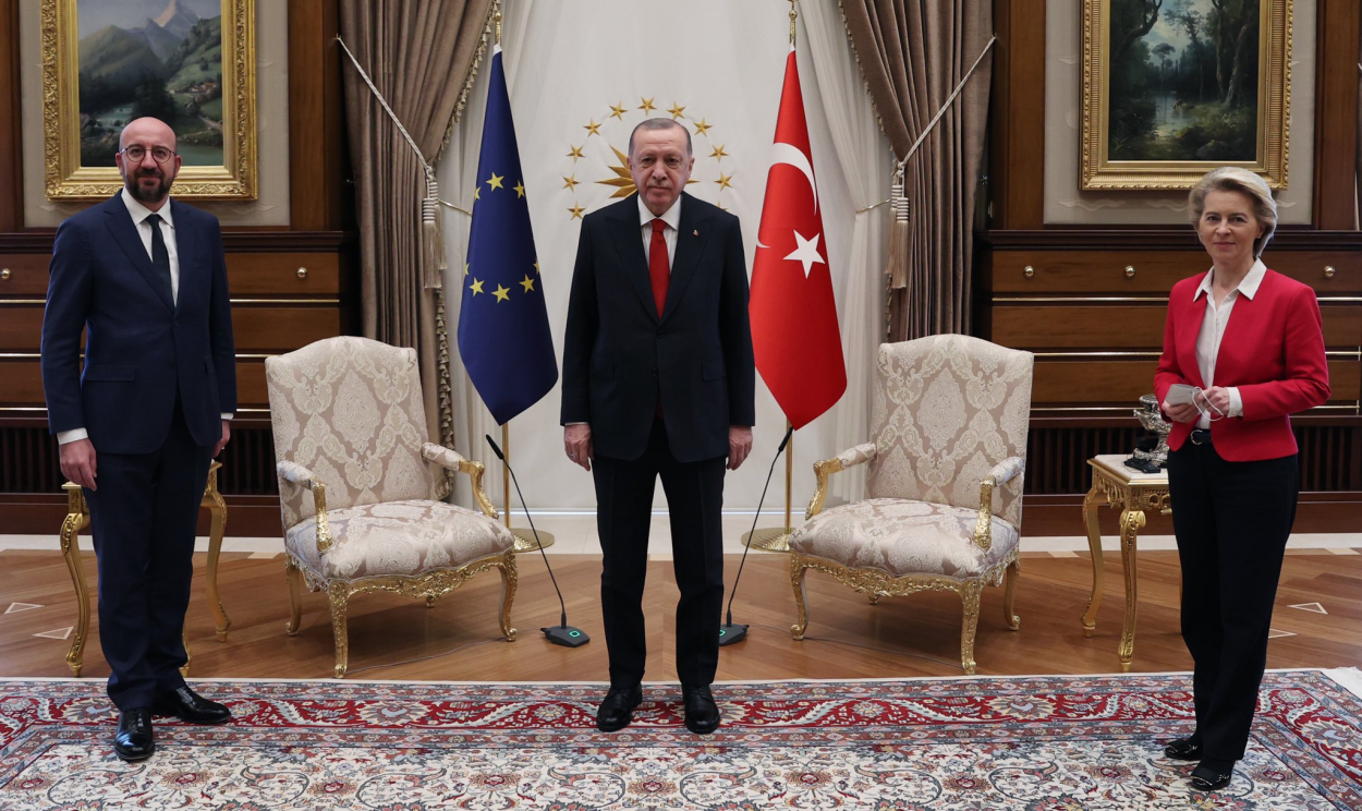 Presidente da Comissão Europeia, Ursula von der Leyen é deixada sem poltrona em reunião com Erdogan; caso gera constrangimento diplomático