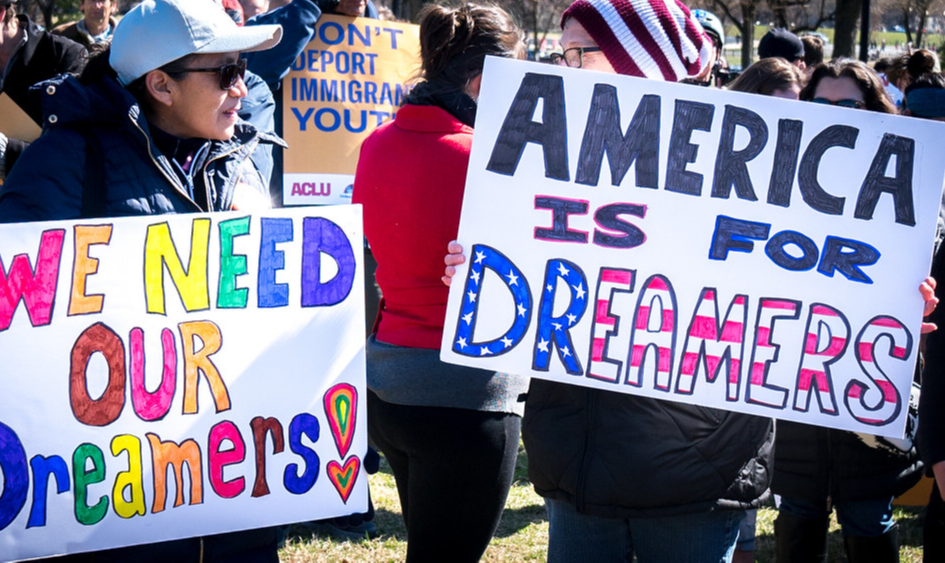 Geração de jovens migrantes que chegaram aos EUA ainda crianças ficou conhecida como 'dreamers'; texto segue ao Senado