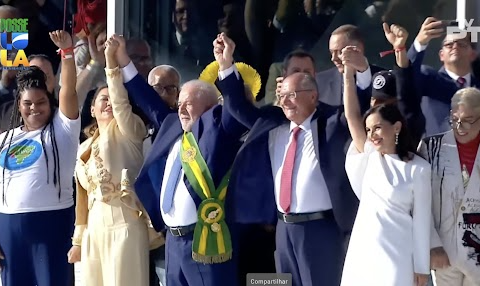 Presidente subiu a rampa do Planalto com grupo representante da diversidade brasileira, com mulheres, negros, indígenas, pessoas LGBTQIA+ e com deficiência