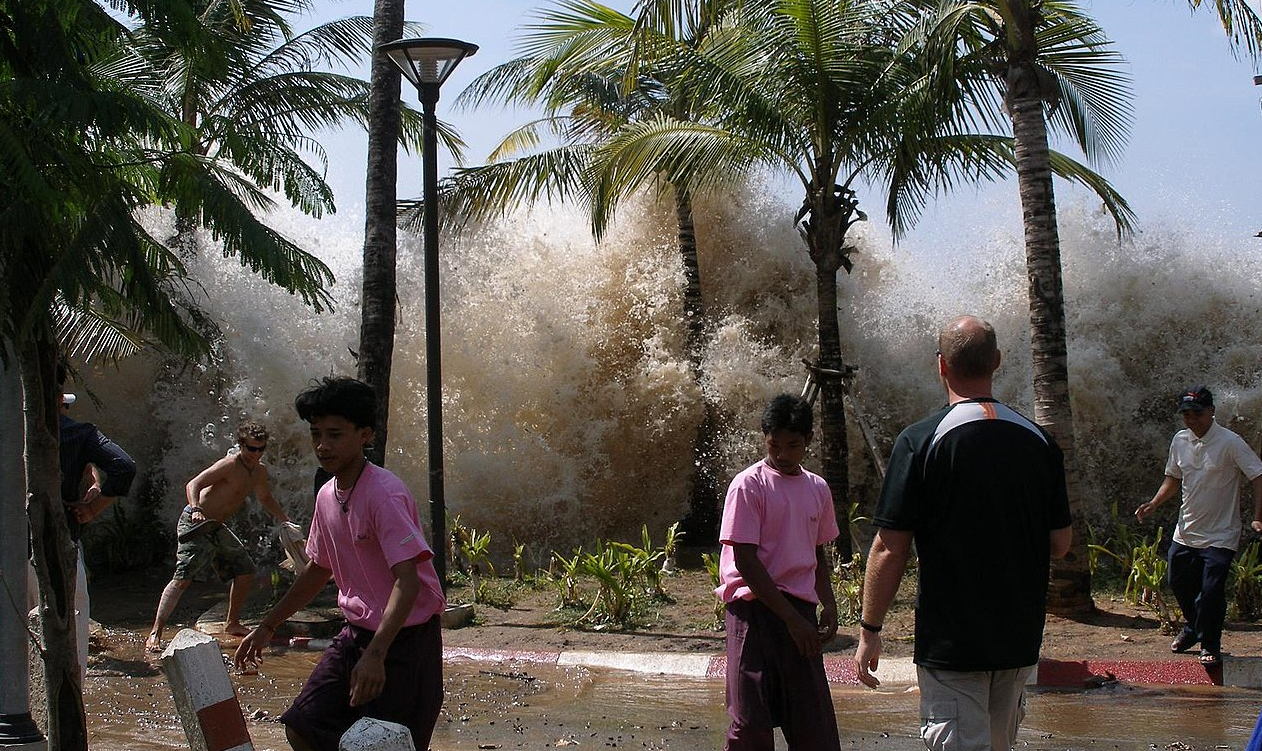 Série de ondas gigantes criadas por forte terremoto na Indonésia afetou mais de dez países