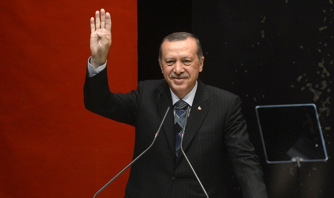 Presidente havia determinado fosse declarado 'persona non grata' aos diplomatas; 'judiciário turco não recebe ordens de ninguém', disse