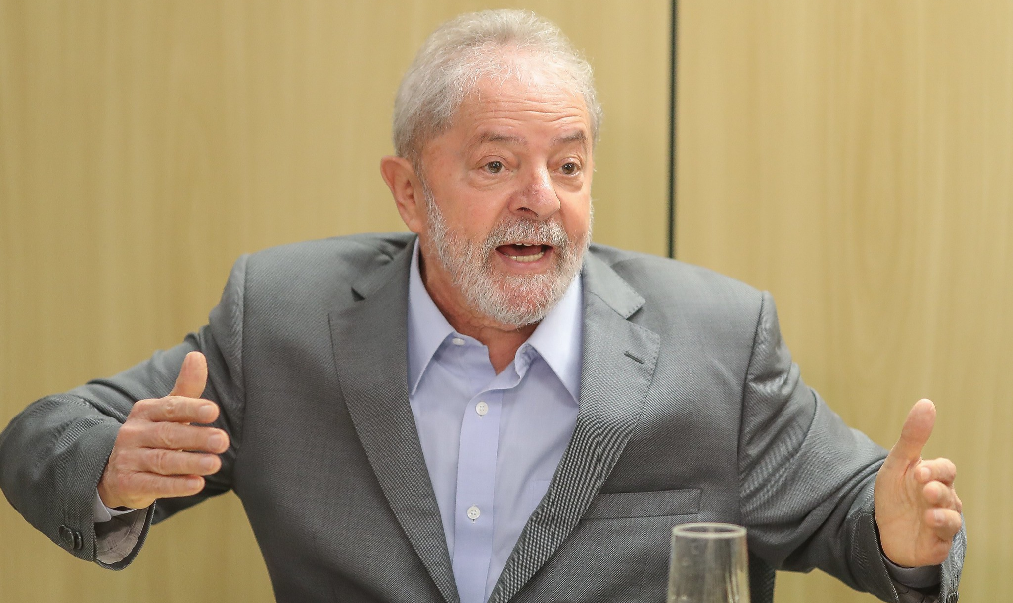 Ex-presidente foi entrevistado pelo jornal francês Le Monde; para Lula, insultos de Bolsonaro e Paulo Guedes a Brigitte Macron são 'grosseria injustificável'
