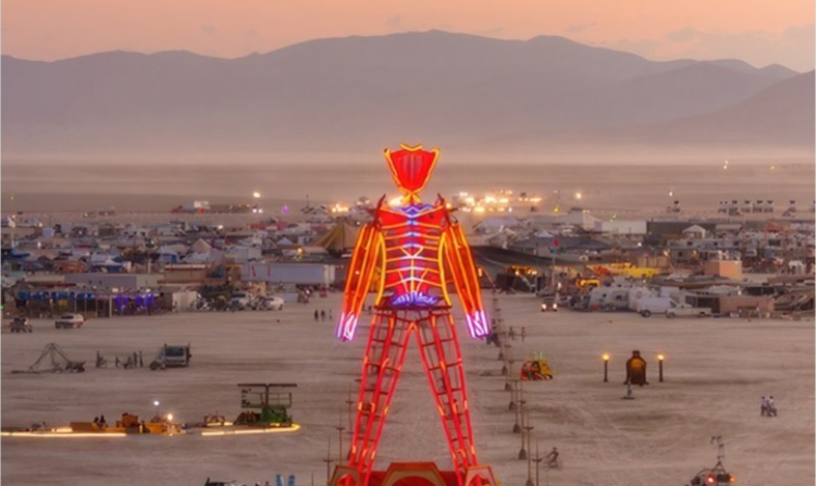Participantes do 'Burning Man' no deserto de Nevada foram orientados a poupar água e alimentos, após tempestades e inundações transformarem o local num poço de lama; ninguém consegue chegar ou sair