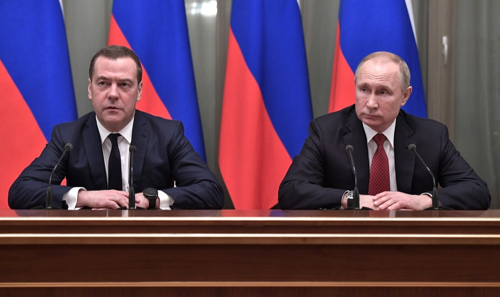Anúncio de Putin foi um balanço de sua gestão e das novas medidas que espera realizar em seu novo mandato; além de ministros, premiê Medvedev também renunciou ao cargo