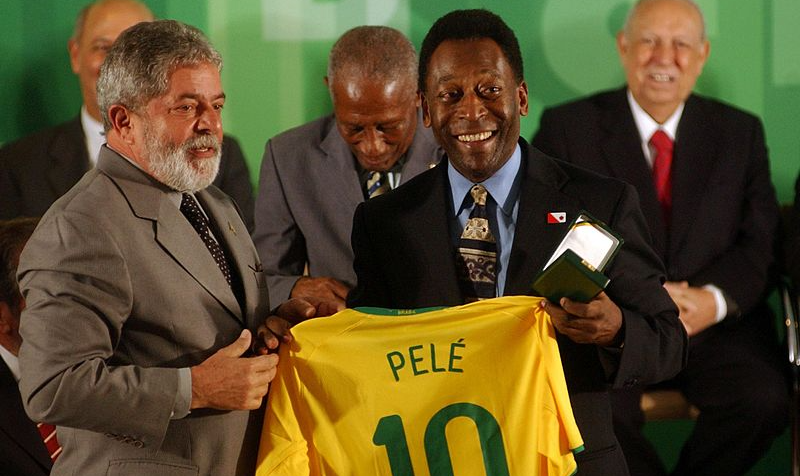 'Todos nós temos que torcer para que o maior símbolo da seleção e do futebol possa se recuperar e estar entre nós para comemorar a conquista do hexa', disse Lula nas redes sociais