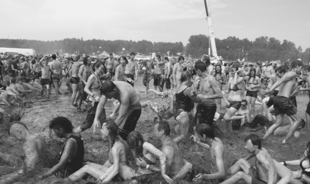 Festival reuniu cerca de 450 mil pessoas, que assistiram, com os pés na lama, os maiores astros do rock