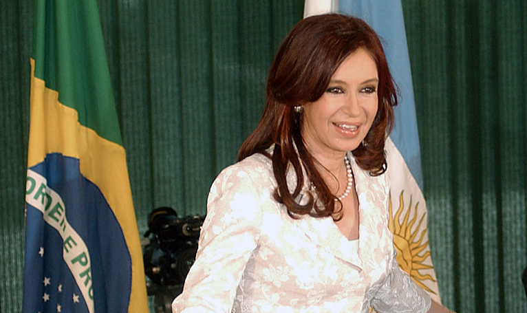 Candidatos à presidência repudiam a agressão e prestam solidariedade à vice-presidente argentina nas redes sociais