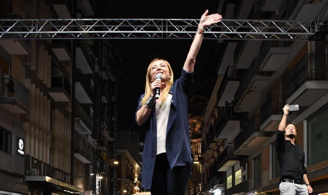 Segundo pesquisa divulgada pela emissora 'Rai', coalizão liderada pela deputada ultradireitista Giorgia Meloni deve ficar com 41% a 45% dos votos