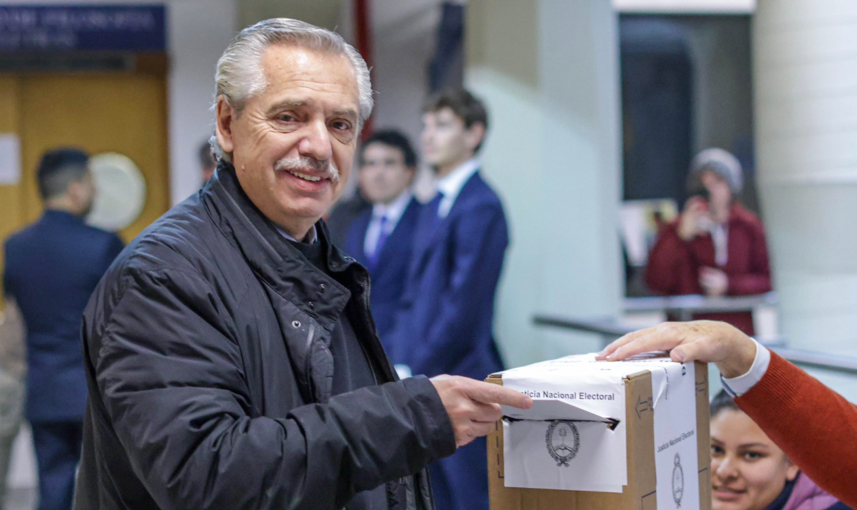 Presidente da Argentina votou pela manhã em Buenos Aires, já vice mandatária enfrentou filas na província de Santa Cruz