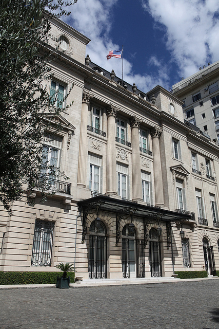 Algumas das reuniões de Macri com funcionários norte-americanos aconteceram na própria embaixada dos EUA em Buenos Aires (Foto: Embaixada dos EUA/Flickr)