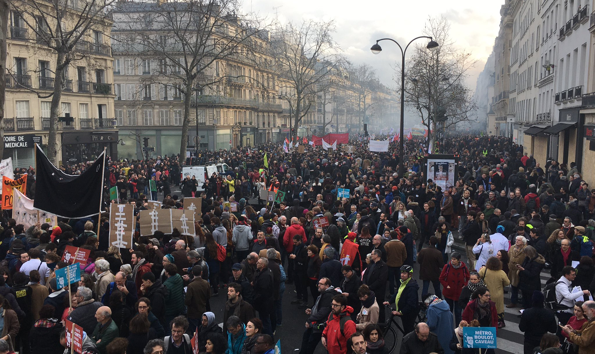 Segundo central sindical CGT, 350 mil franceses ocuparam ruas e avenidas de Paris; mobilizações aconteceram em cerca de 80 cidades