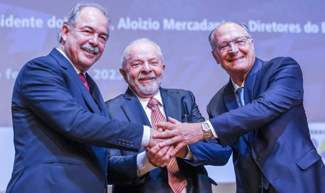 Em cerimônia com presença de Lula, Alckmin e Dilma, novo presidente do banco também defendeu reindustrialização e ‘crescimento verde’