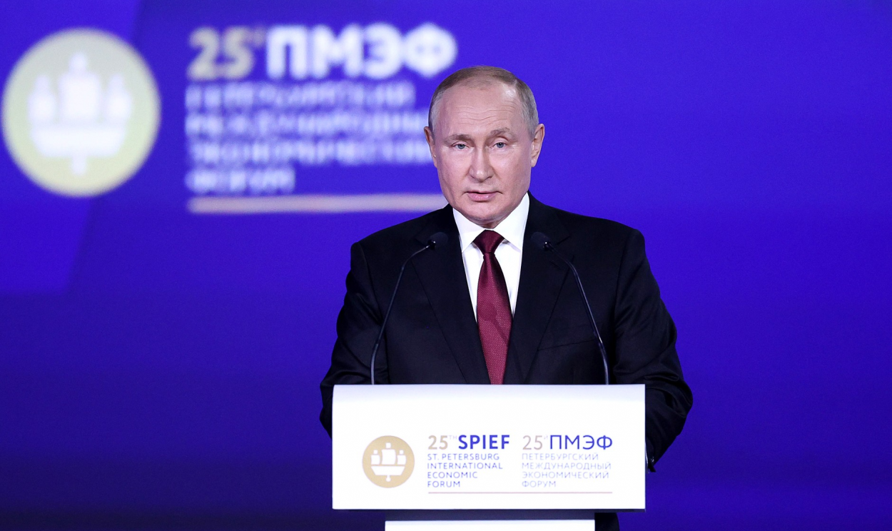 Para o presidente da Rússia, os norte-americanos 'pensam que são centro do mundo', afirmando que houve tentativa de isolar Moscou