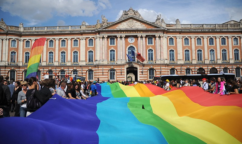 Com lei de 17 de maio de 2013, França se tornou  9º país europeu e 14º país do mundo a autorizar o casamento entre pessoas do mesmo sexo