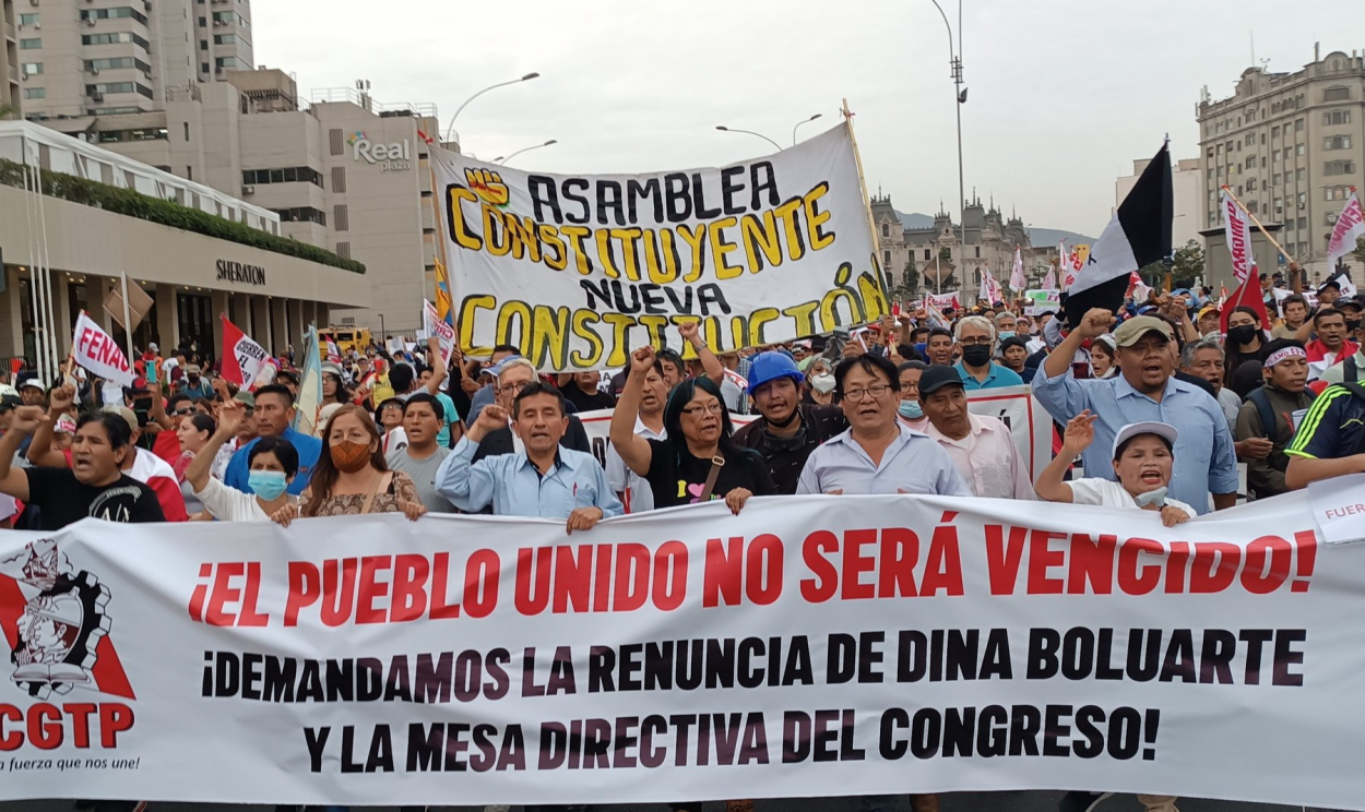 Cerca de 50 mil manifestantes, de diversas regiões do Peru, devem chegar a Lima para pressionarem a saída de Dina Boluarte; repressão já fez 49 vítimas fatais