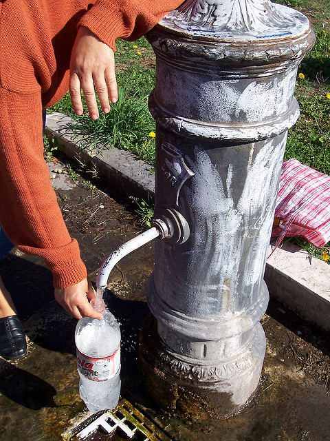 Mulher tira água de fonte pública em Roma; prefeita mandou desativá-las (Foto: Elisabetta_81/Flickr CC)