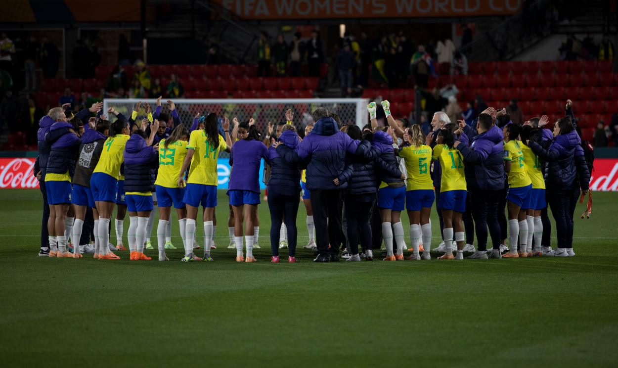 Ary Borges foi destaque da partida, marcando três gols e deixando o Brasil na liderança do grupo F; seleção feminina joga no sábado (29/07) contra França