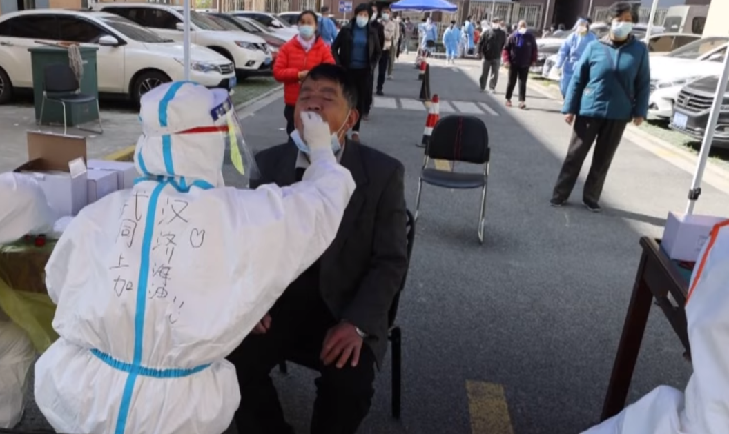 No final de março, cidade de 25 milhões de habitantes foi bloqueada após uma variante da ômicron se espalhar na região; máscaras continuarão sendo obrigatórias