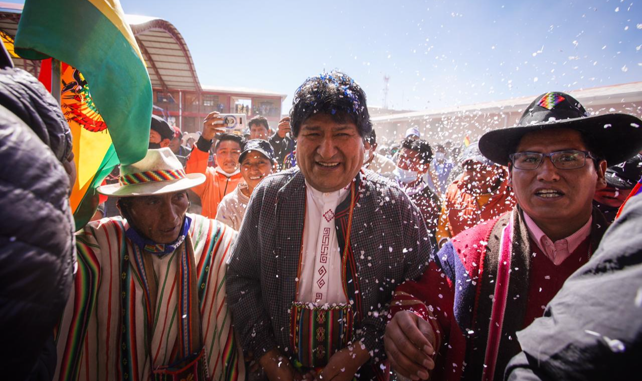 Ex-presidente voltou nesta segunda ao país após exílio na Argentina; percurso passou por Orinoca, cidade natal do boliviano