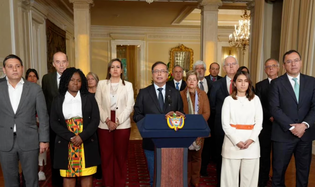Presidente colombiano pediu a renúncia do gabinete e criticou partidos de centro que votaram contra reformas do governo; ao todo, sete ministros foram trocados