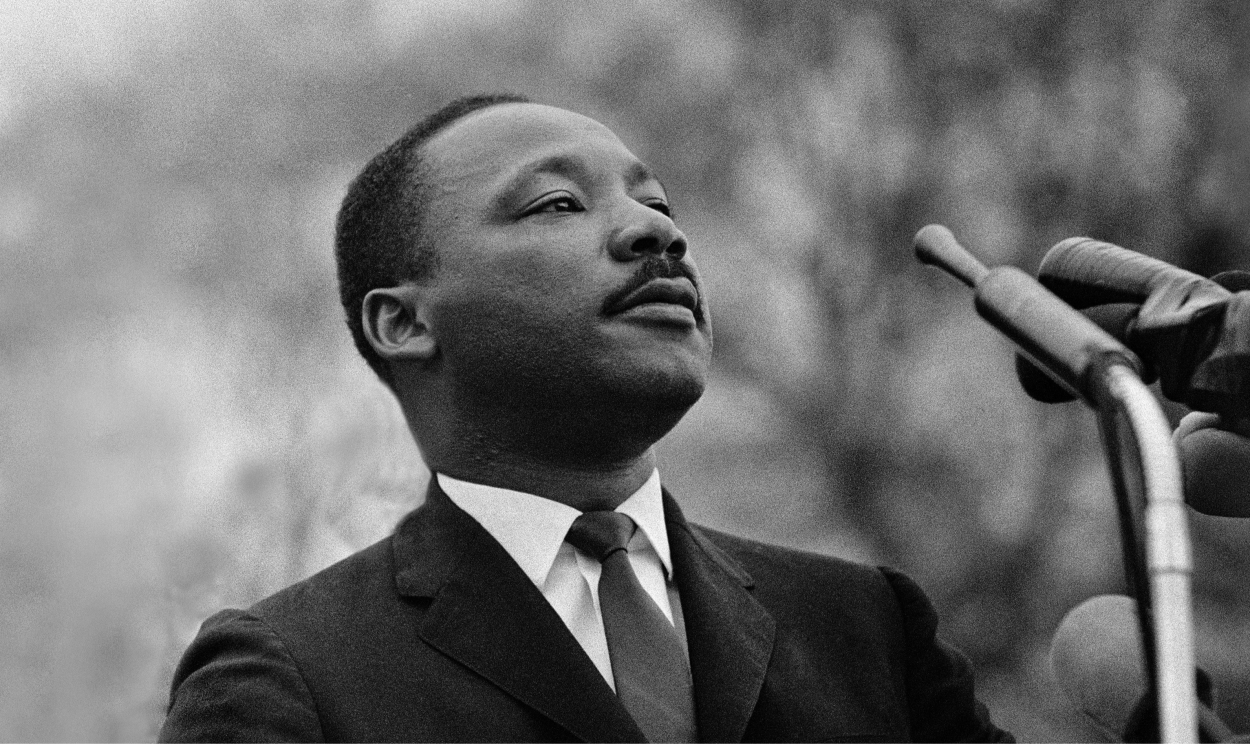 “Eu tenho um sonho que minhas crianças vão um dia viver em uma nação onde elas não serão julgadas pela cor da pele, mas pelo seu caráter”, disse o ativista em Washington, em 1963