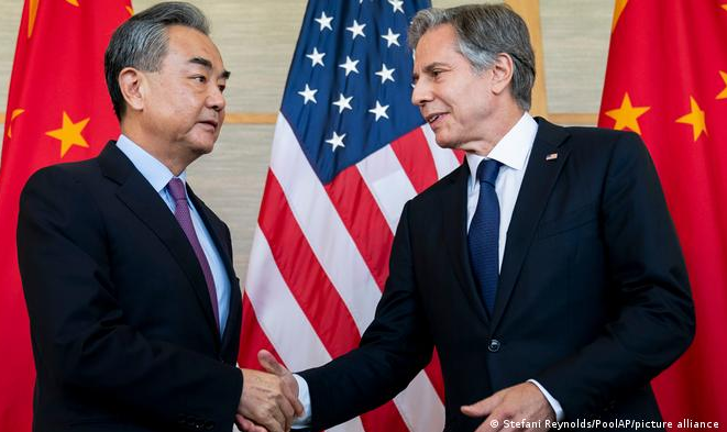 Em reunião com colega chinês, secretário de Estado norte-americano pede que Pequim abandone neutralidade em relação a Moscou