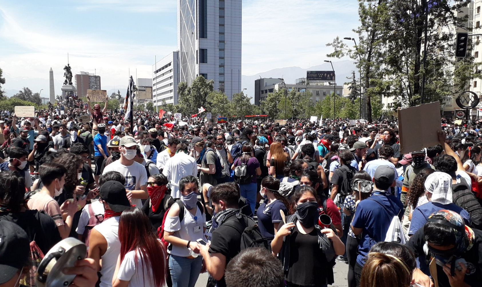 Em Concepción, região metropolitana, cerca de 25 mil pessoas entre estudantes e trabalhadores compareceram às ruas para marchar contra o governo de Piñera